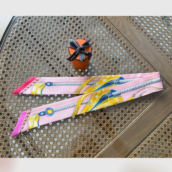 Authentic Hermès Cavalcades Silk Twilly - Picture 6 of 16